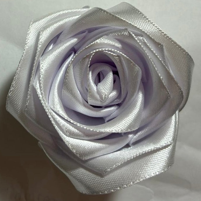 Trandafiri Alb Perlă din Satin