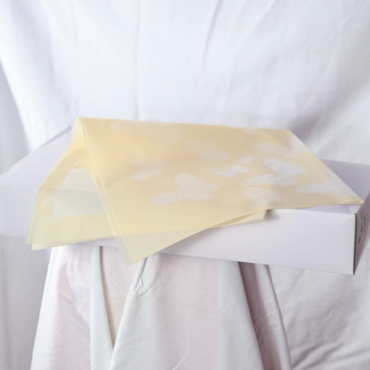 Hârtie Galbenă cu Fluturi Albi pentru Buchet