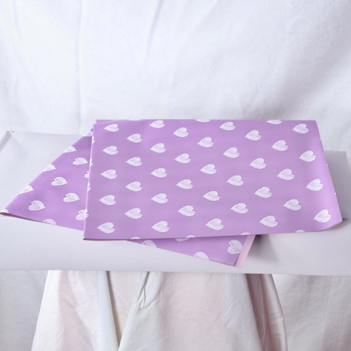 Hârtie Mov cu Inimioare Albe pentru Buchet