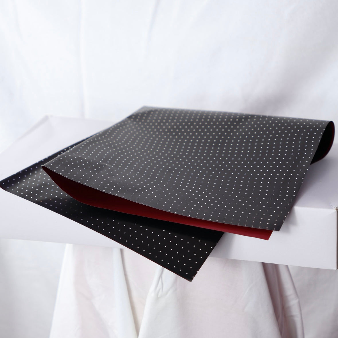 Hârtie Neagă Roșie cu Puncte Albe pentru Buchet