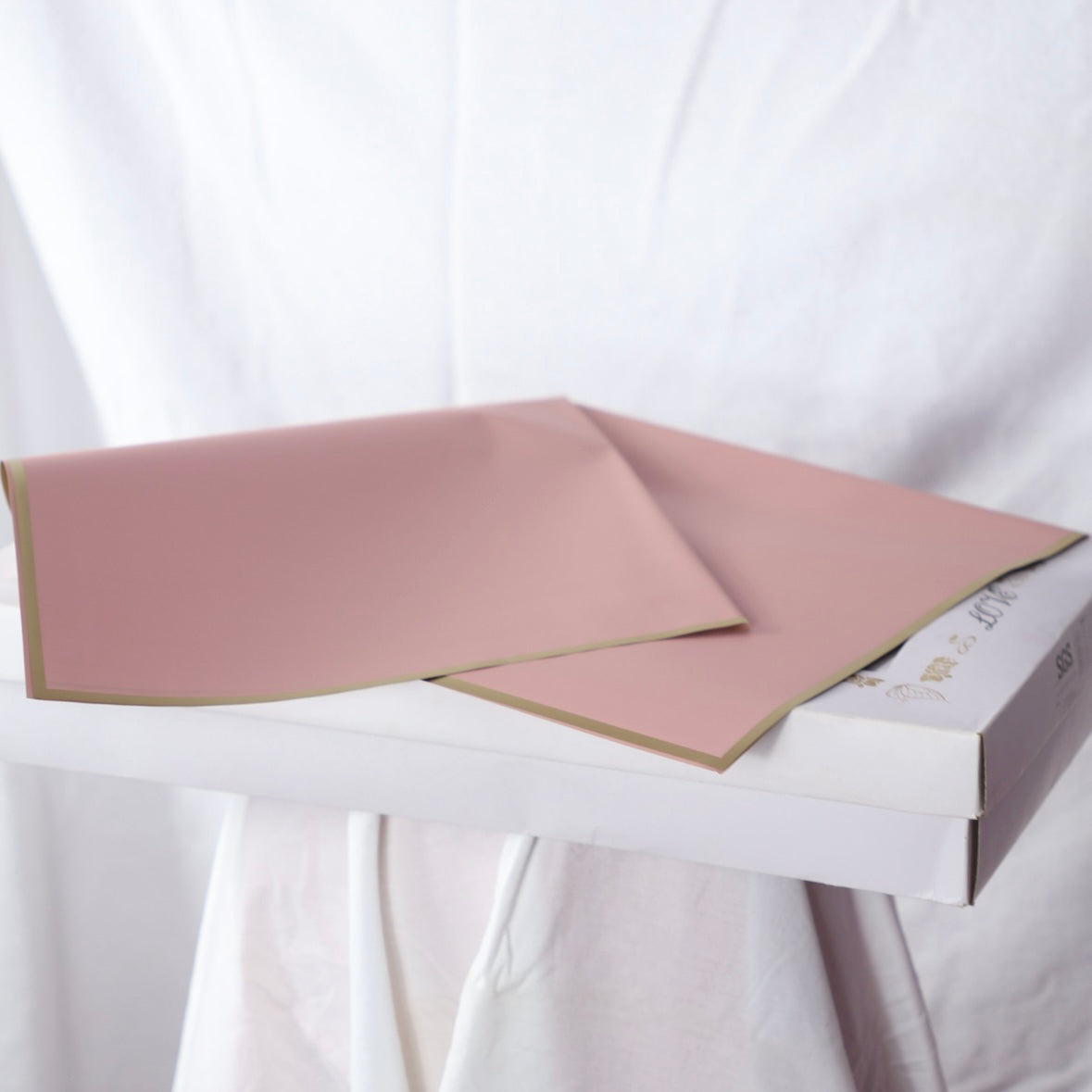 Hârtie Roz Crem cu Dungă Aurie pentru Buchet