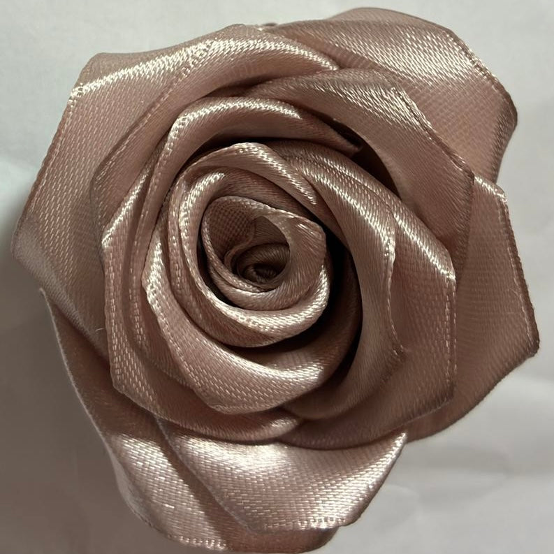 Trandafiri Bej Pralină din Satin