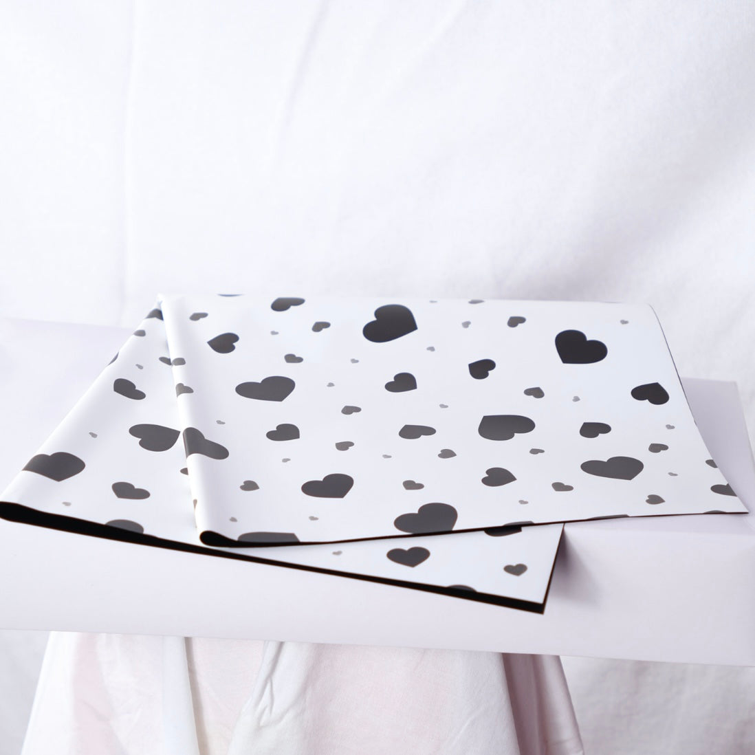 Hârtie Albă cu Inimi Negre pentru Buchet