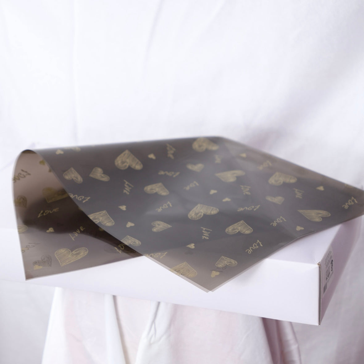 Folie Transparentă Maro cu Inimi pentru Buchet