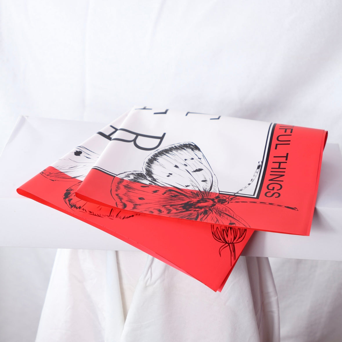 Hârtie Ziar Alb Roșu cu Fluture pentru Buchet